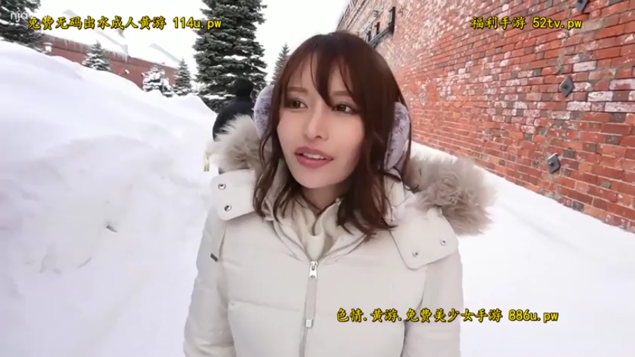 面部特写 · 雪地 · 自然神态 · 带毛领帽子 · 耳罩 · 背景有大量积雪