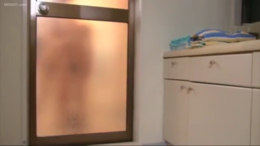 全裸 · 洗手间 · 无法看清 · 磨砂玻璃后的人影 · 半透明影像