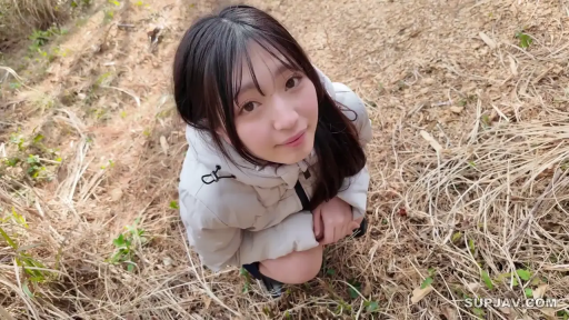 脸部特写 · 直视镜头 · 荒野 · 白色羽绒服