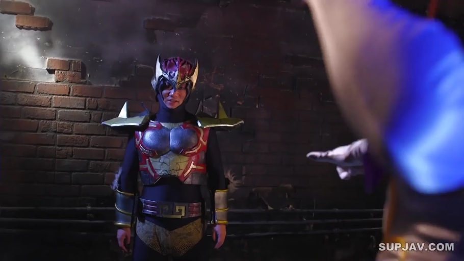 严肃 · 中景 · 站姿 · 头盔 · 对峙 · 地下室 · 盔甲