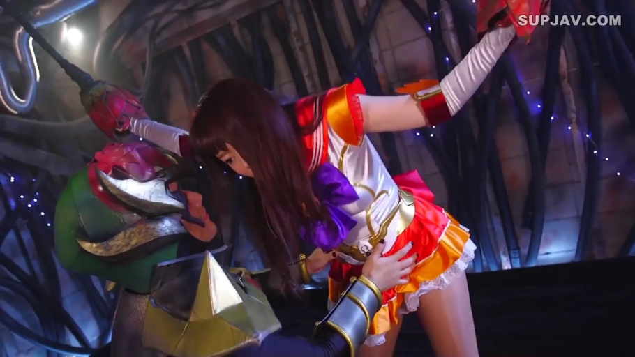 中景 · 室内影棚 · 动漫角色扮演服 · 痛苦惊恐 · 站立被擒 · 猥亵接触 · 面具铠甲 · 战队特摄