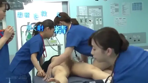 专注 · 中景 · 多人 · 医院病房 · 听诊器 · 躺卧 · 蓝色护士服 · 围观治疗