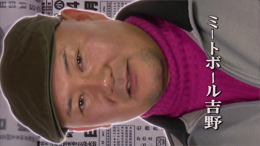 室内 · 脸部特写 · 注视 · 玫红色高领毛衣 · 文字标签 · 平顶帽