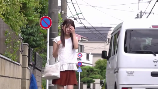 困惑 · 手提包 · 住宅区 · 棕红色短裙 · 人物半身特写