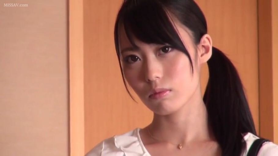 室内 · 站立 · 面部特写 · 白色上衣 · 凝视 · 冷淡