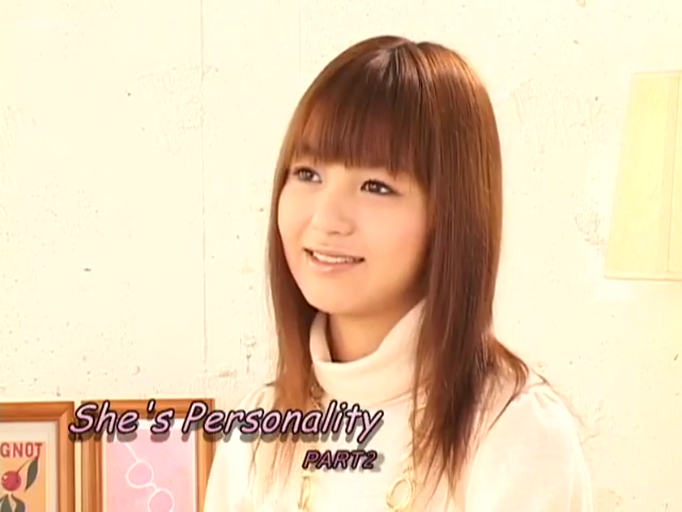 室内 · 温柔 · 面部特写 · 项链 · 高领浅色毛衣 · 画中字样显示She's Personality PART2