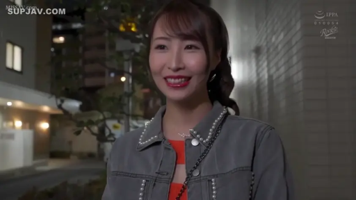 半身特写 · 挎包 · 站立姿势 · 街头采访 · 夜晚街道 · 面对镜头微笑 · 灰色珍珠装饰外套 · 亲切表情