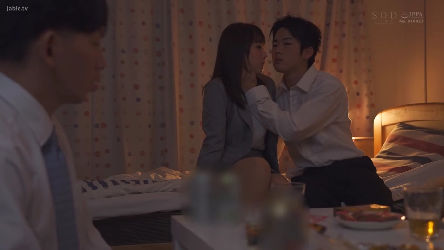 凝视 · 卧室 · 深色西装 · 酒杯 · 两人面部特写 · 室内光线昏暗
