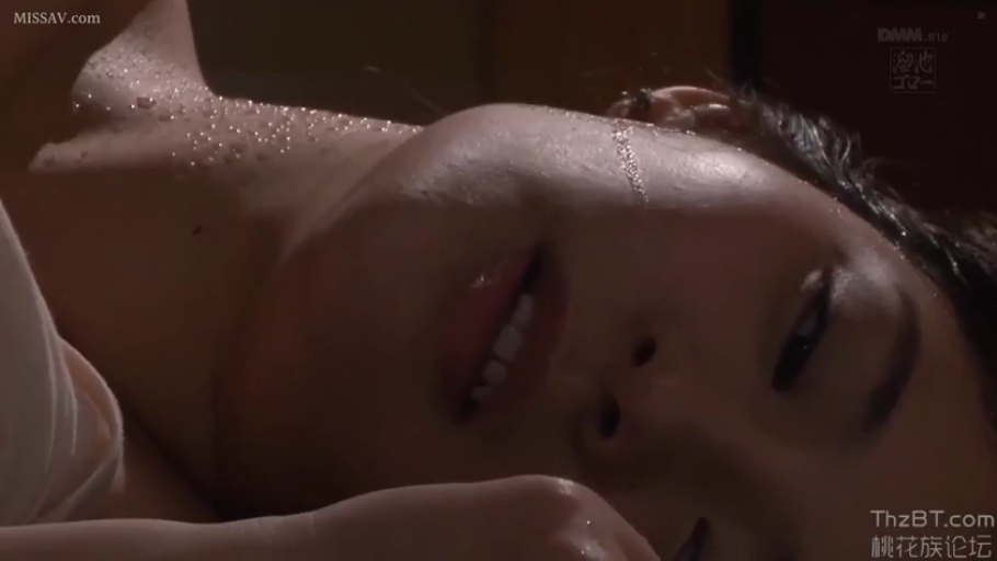 肩部汗水特写 · 寝室 · 面色潮红 · 全身汗水 · 白色内衣边缘