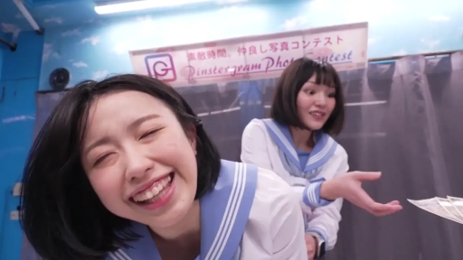 面部 · 多人 · 水手服 · 摄影棚 · 兴奋 · 大笑 · 前倾 · 钞票