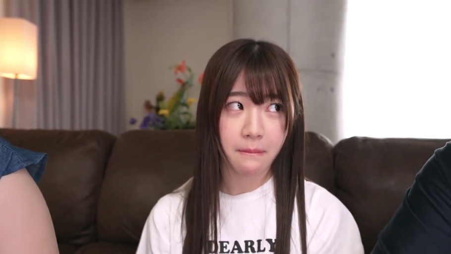 坐姿 · 交谈 · 脸部 · 沙发 · 自然 · 客厅 · 多人 · 白色T恤