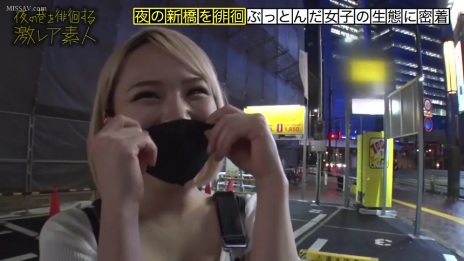 面部 · 站立 · 微笑 · 白色上衣 · 素人 · 戴口罩 · 黑色口罩 · 街头