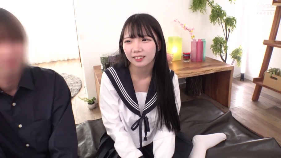 放松 · 面部特写 · 室内房间 · 花瓶 · 水手服制服 · 画质清晰
