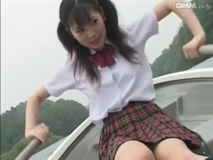 青春活泼 · 上半身特写 · 白色校服衬衫 · 小船上 · 船桨