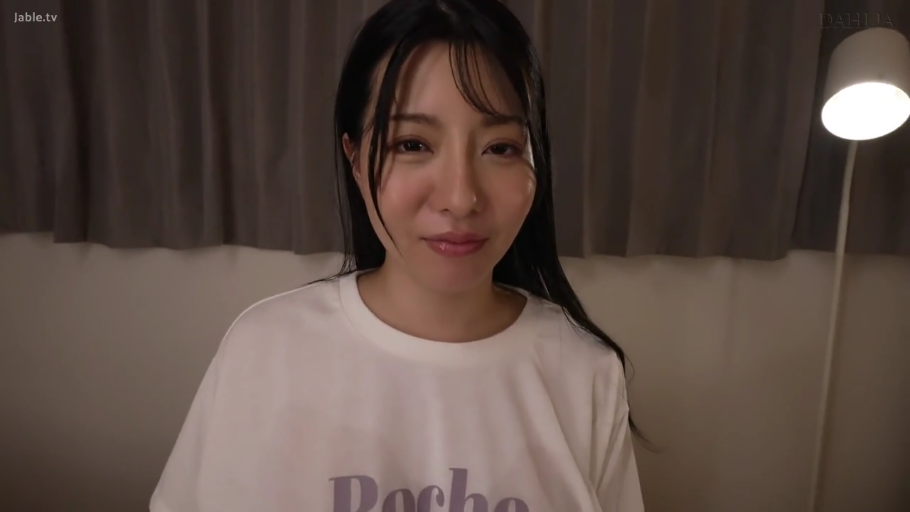 暧昧 · 面部特写 · 落地灯 · 室内卧室 · 光线柔和 · 白色字母印花T恤
