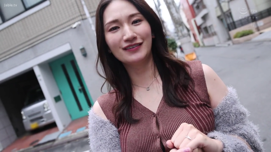 温柔 · 灰色毛绒外套 · 上半身特写 · 居民区街道