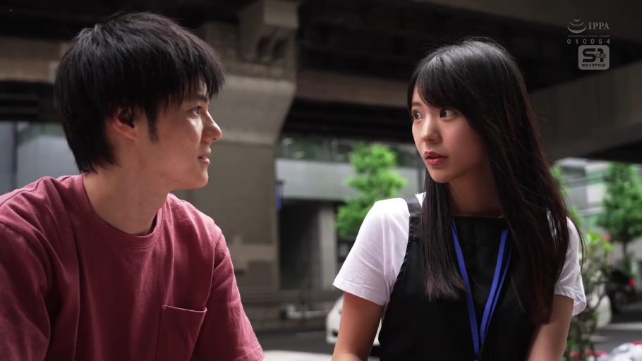 倾听 · 高架桥下 · 工作证挂绳 · 女士白色短袖T恤 · 两人面部特写