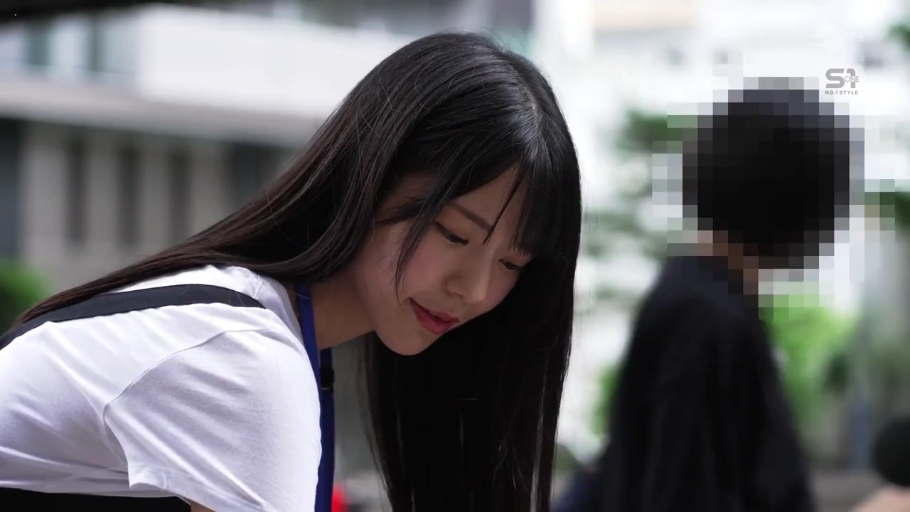 温柔 · 面部特写 · 白色T恤 · 户外街道 · 工作牌挂绳