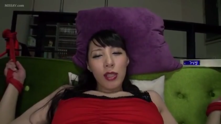 室内 · 迷离 · 仰卧 · 面部特写 · 捆绑 · 红绳 · BDSM · 红色吊带衫