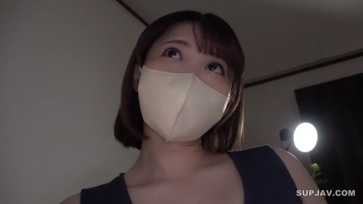 室内 · 脸部特写 · 对视 · 仰视 · 深色背心