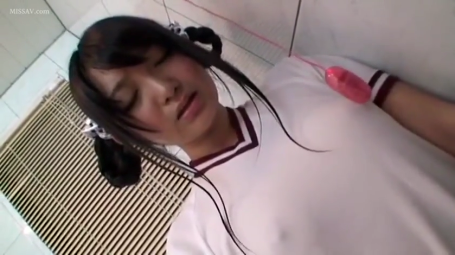 浴室 · 沉醉 · 胸部轮廓 · 湿身感 · 自慰 · 小型粉色震动器 · 衣物微透