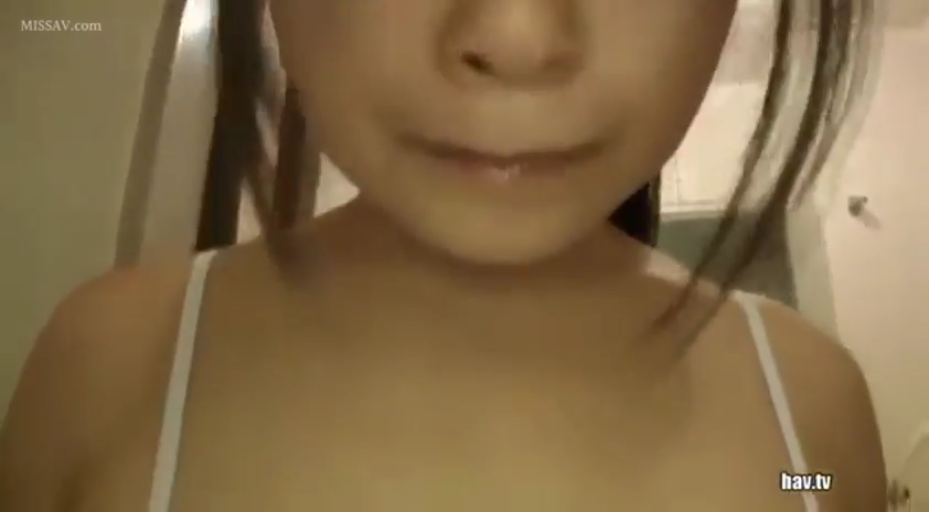 室内 · 面部特写 · 白色吊带