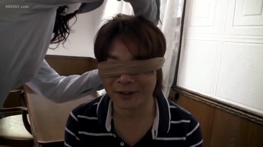 室内 · 顺从 · 眼罩 · 浅色长袖衬衫 · 男人面部特写