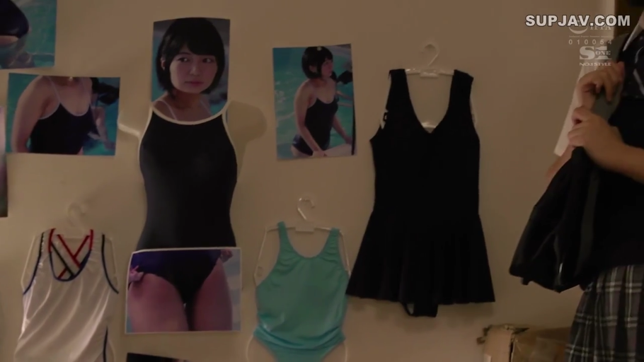 室内房间 · 衣架 · 校服短裙 · 照片细节 · 多种款式泳衣，包括黑色和浅蓝色连体泳衣