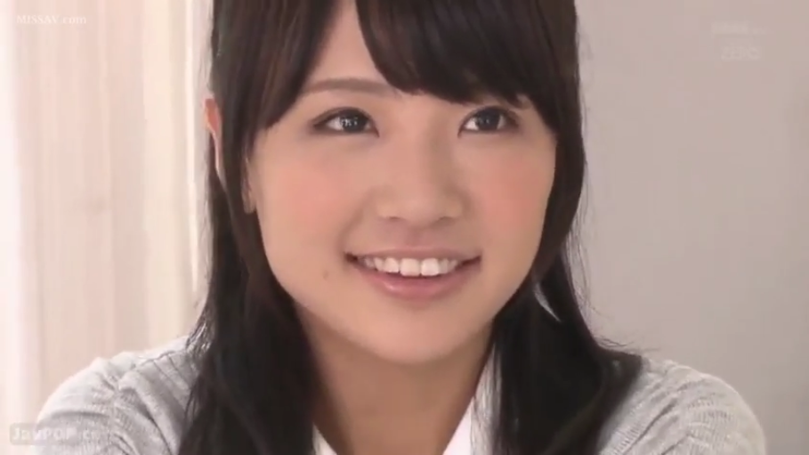 室内 · 微笑 · 面部特写 · 对视 · 正面 · 灰色开衫 · 黑发