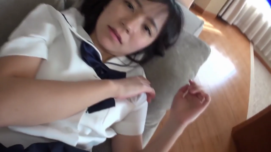 脸部特写 · 卧室 · 迷茫 · 白色水手服校服