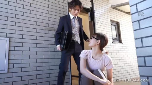 家门口 · 公文包 · 男人上半身特写 · 女人面带笑意 · 女人穿浅色针织衫