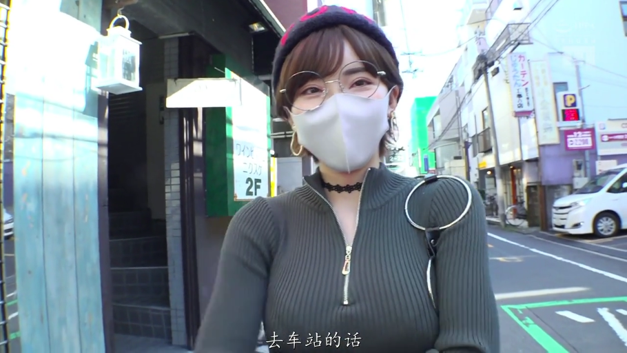 与镜头交流 · 面部特写 · 日本街头 · 背包 · 绿色拉链针织上衣