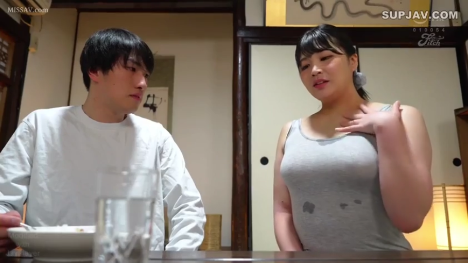 餐具 · 灰色紧身背心 · 衣服上的污渍特写 · 日式风格室内 · 男性面无表情观察 · 背心上有明显的液体湿痕