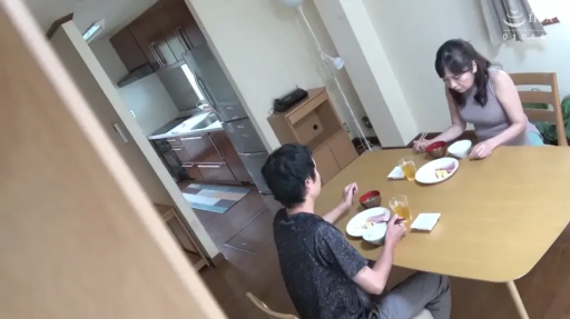 平静 · 餐厅 · 碗碟 · 女子穿藕粉色无袖上衣