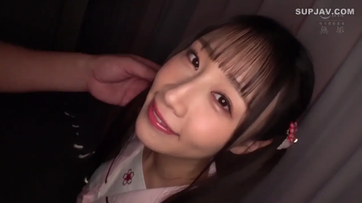 室内 · 脸部特写 · 含情脉脉 · 光线较暗 · 浅粉色系上衣