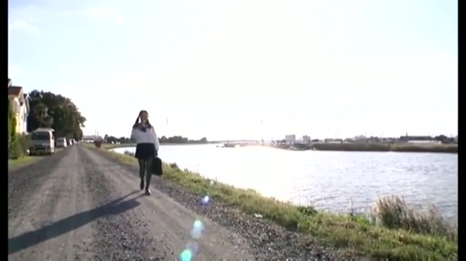 平静 · 小路 · 书包 · 白色长袖校服衬衫