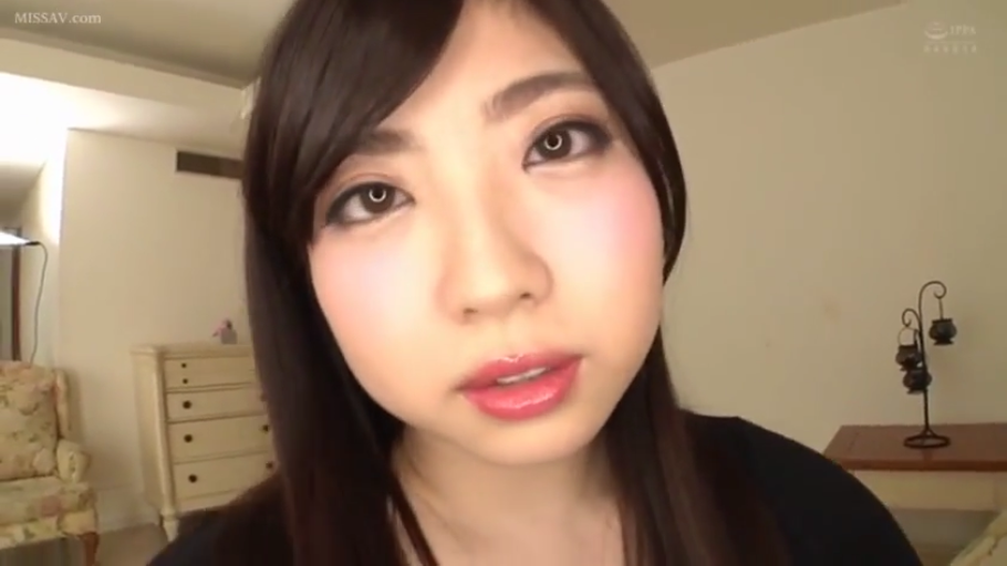 脸部特写 · 室内房间 · 黑色深领上衣