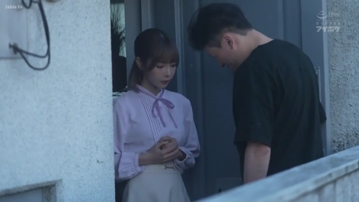 略显拘谨 · 淡紫色长袖衬衫 · 室外 · 两人侧面中景