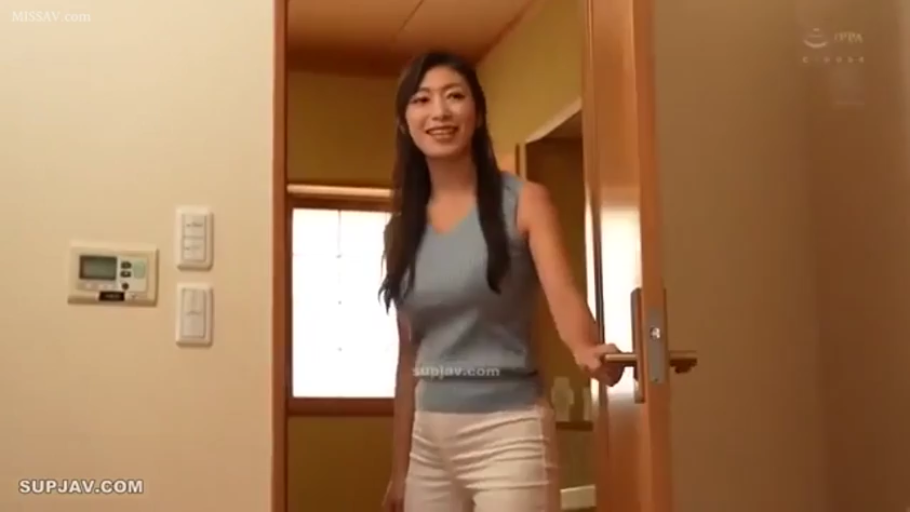 走廊 · 微笑 · 面部特写 · 白色修身长裤