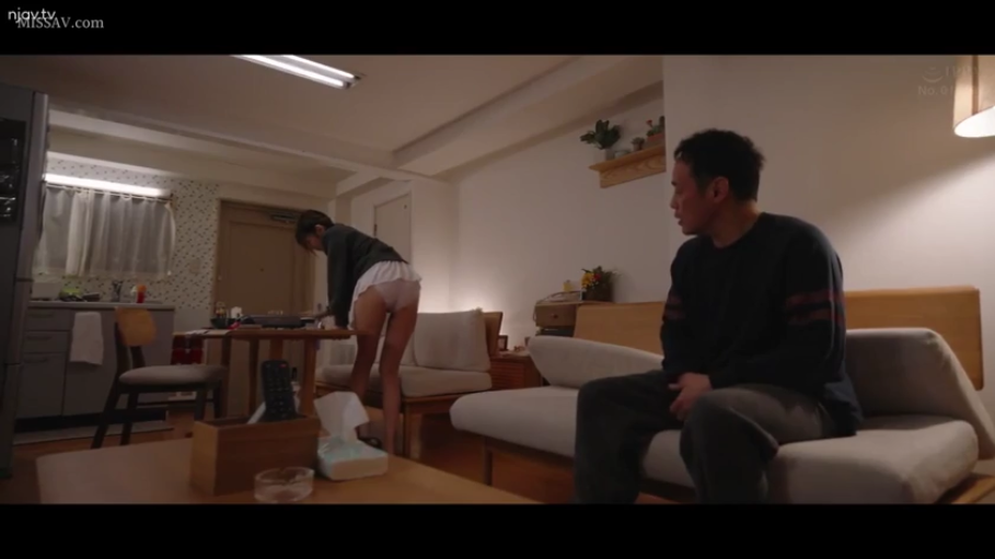 注视 · 客厅 · 日常居家氛围 · 男子身穿深色长袖衫和长裤