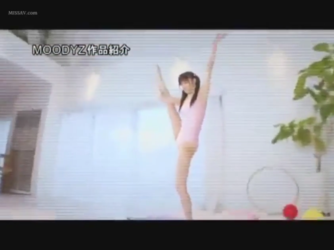 全身 · 自然 · 室内绿植 · 室内工作室 · 高难度动作 · 站立一字马 · 拉伸运动 · 粉色连体体操服