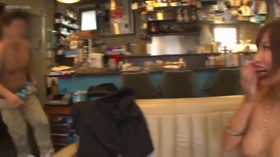 酒吧 · 男子身体特写 · 男子卡其色长裤 · 兴奋感