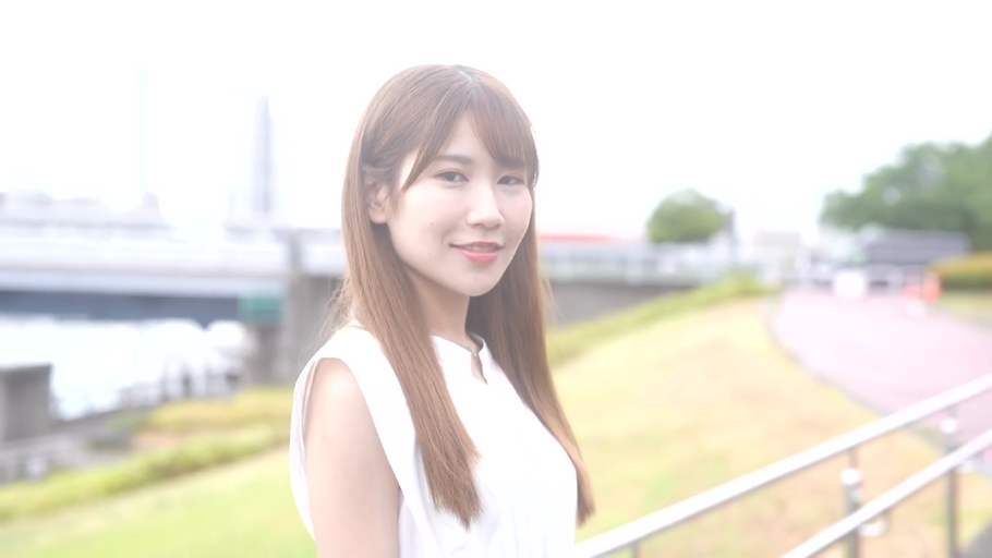 微笑 · 注视镜头 · 中景特写 · 白色无袖上衣 · 清纯风格 · 户外公园 · 侧身站立