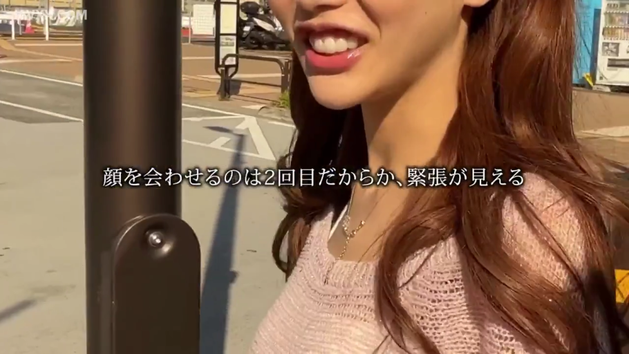 害羞 · 户外 · 日语字幕 · 粉色针织镂空上衣 · 锁骨特写 · 项链
