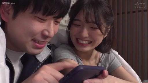 室内 · 脸部特写 · 看手机 · 手机 · 笑容 · 休闲服 · 情侣 · 依偎