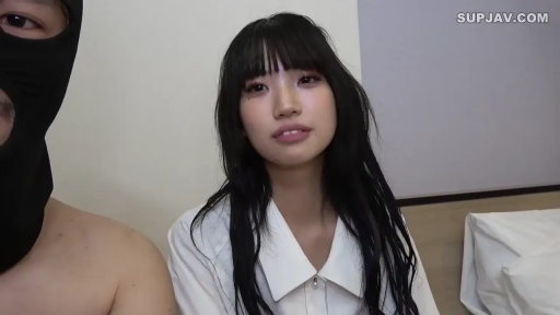 床边 · 蒙面头套 · 漠然 · 黑色头套 · 女性面部特写 · 室内光线充足