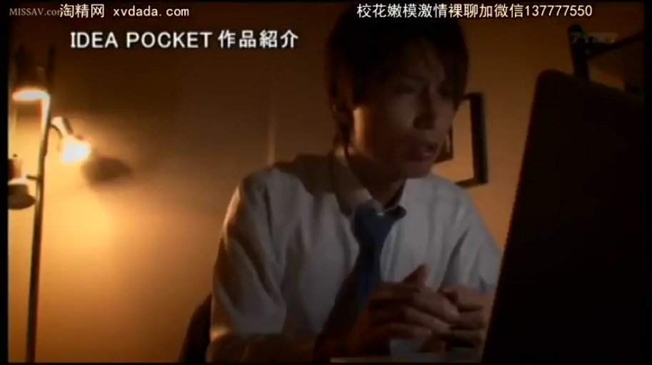 若有所思 · 蓝色领带 · 笔记本电脑 · 昏暗的室内 · 男人面部特写