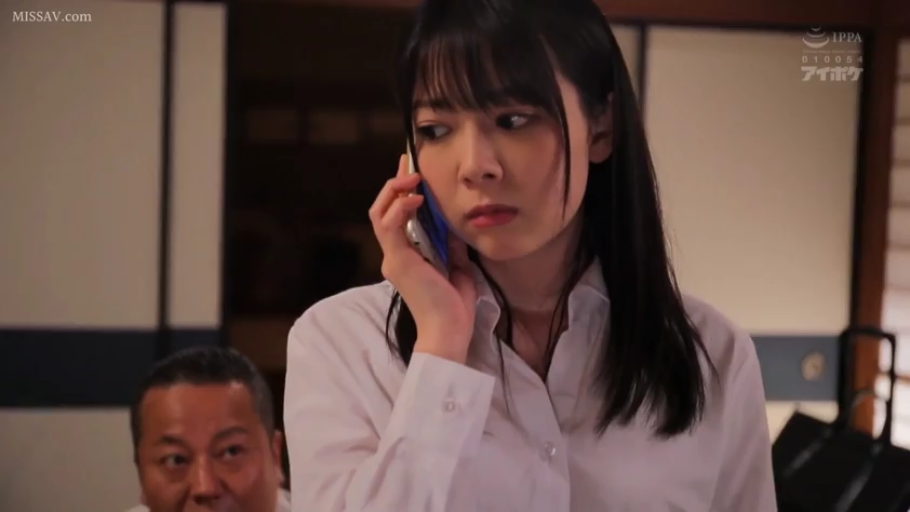 室内 · 站立 · 白衬衫 · 手机 · 打电话 · 忧虑 · 黑发 · 人物特写