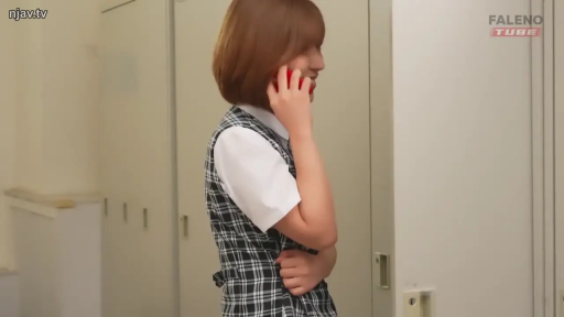 站立 · 微笑 · 制服 · 更衣室 · 短发 · 打电话 · 侧面特写 · 红色手机