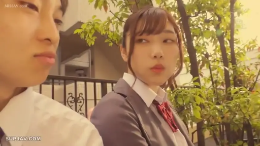 冷淡 · 室外 · 人物面部特写 · 女士灰色西装校服